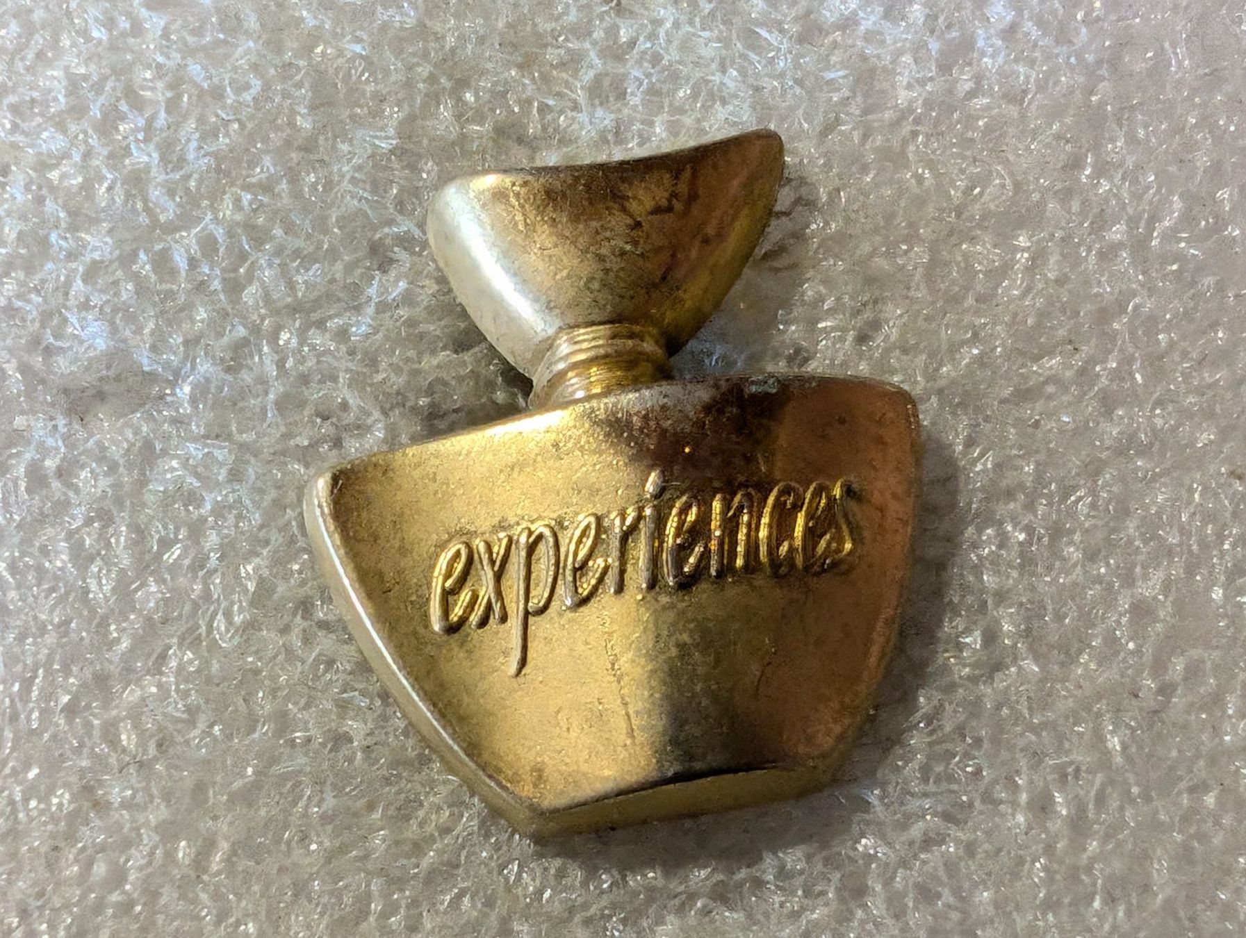 Placchette & Badge: Ansteckpin 153: Parfüm – Usato da Oppligen venduto da Pin-Fall-Shop