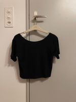 Schwarzes T-Shirt mit kleinem Rückenausschnitt