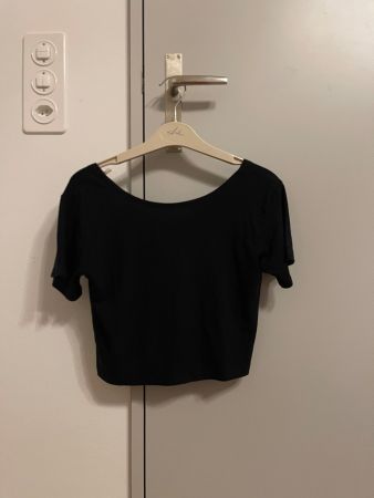 Schwarzes T-Shirt mit kleinem Rückenausschnitt