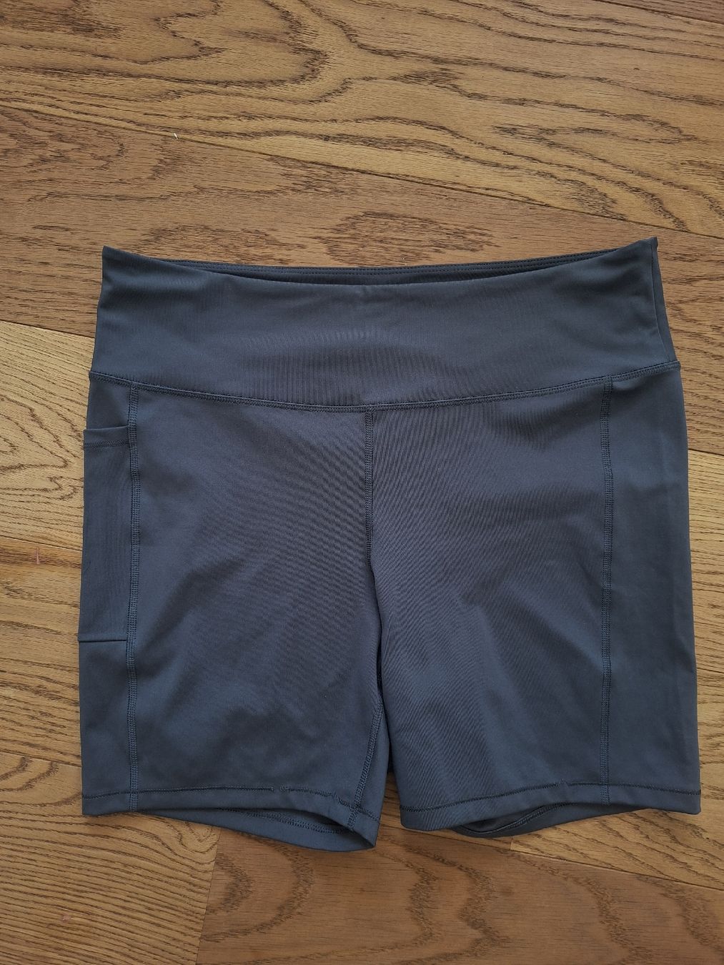 H&M Leggings: Sportshorts von H&M – Nuovo (secondo la descrizione) da Oberengstringen venduto da Kimchimon