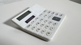 Weisser Taschenrechner mit Solarzellen - Funktioniert!