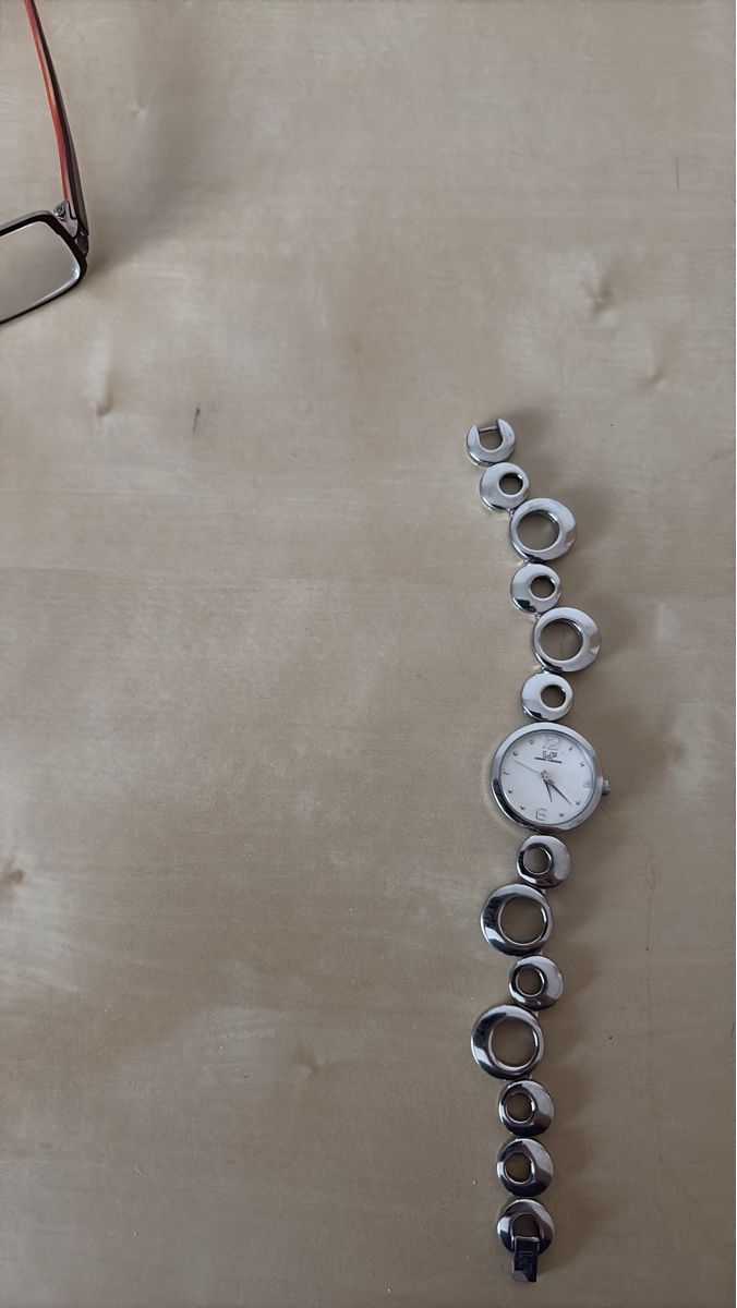 Orologi: Damen Armbanduhr silberfarben mit runden Elementen – Usato da Oberengstringen venduto da amu_28qz
