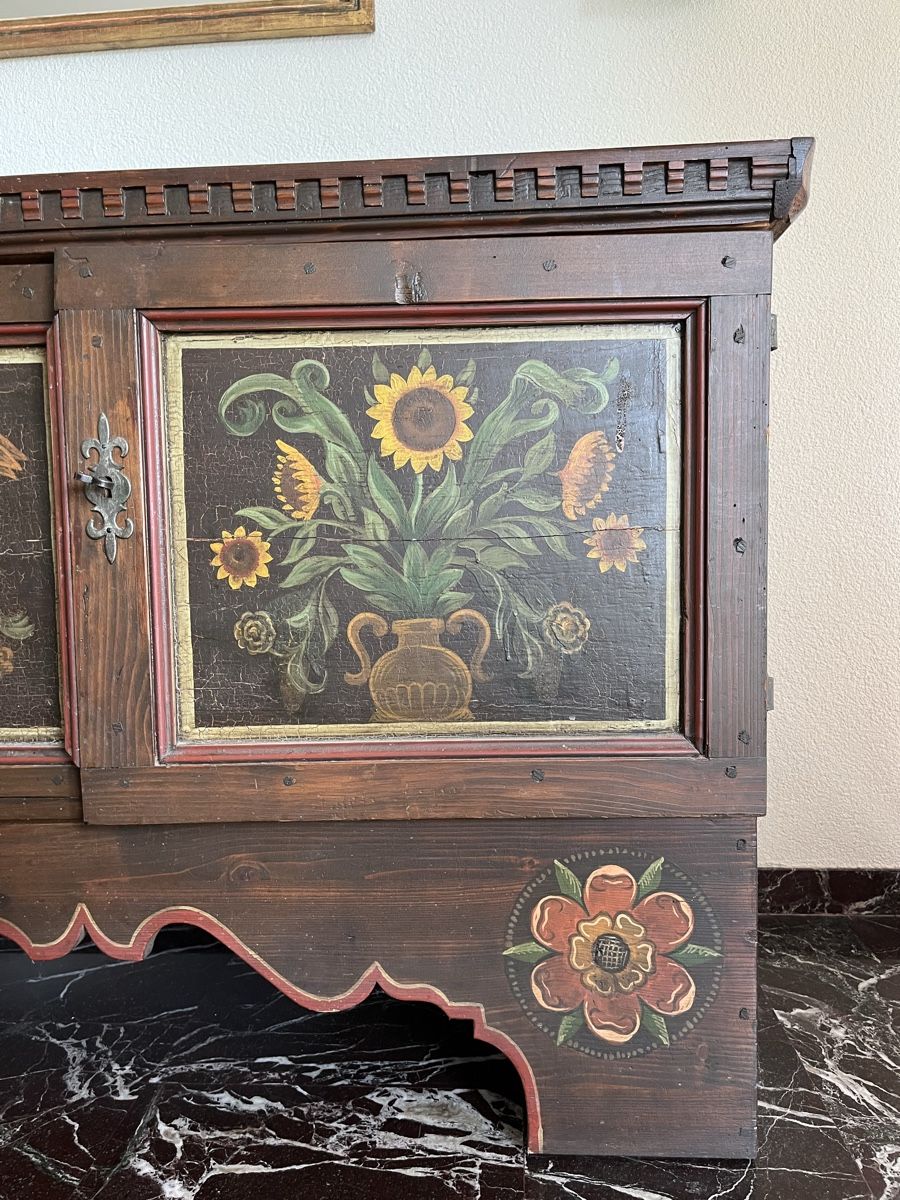 Credenze: Antiker Bauernschrank mit Blumenmalerei – Usato da Meggen venduto da Ricardofrank 2