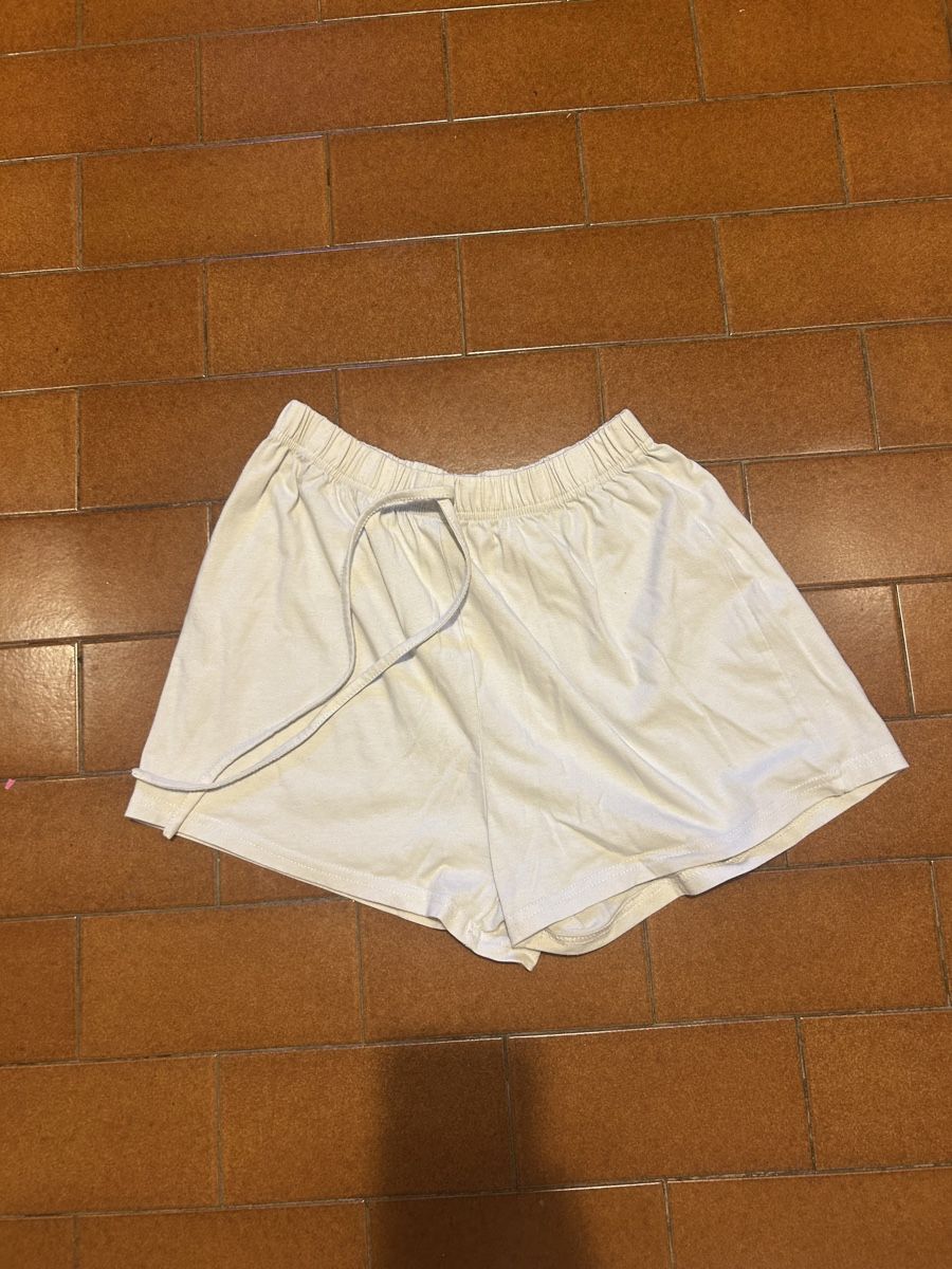 Shein Pantalons: Shorts Shein blanc taille M  – D'occasion à St-Prex par mar_f6t6