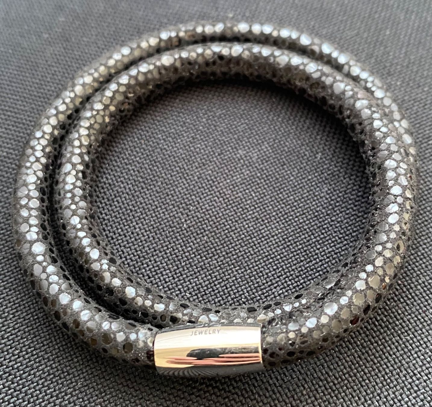 Armbänder & -reifen: Lederarmband 40cm, Verschluss magnetisch, Schwarz – Gebraucht aus Reichenburg von Noxima 2