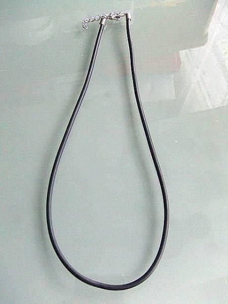 Catenine: Kette Kautschuk schwarz 3mm, 45cm lang – Nuovo (secondo la descrizione) da Alpnachstad venduto da perlengaby