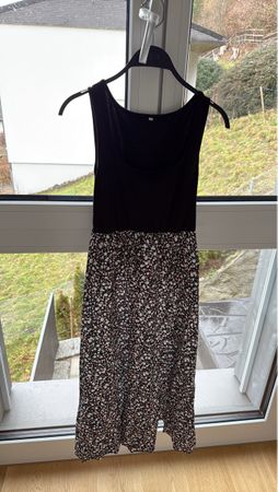 Schönes Kleid mit Blumenmuster, Grösse S, ideal für Sommer