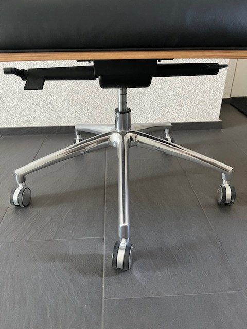 Pfister Stühle: Bürostuhl Leder schwarz Schale Nussbaum – Gebraucht aus Zürich von Gottseidank 2