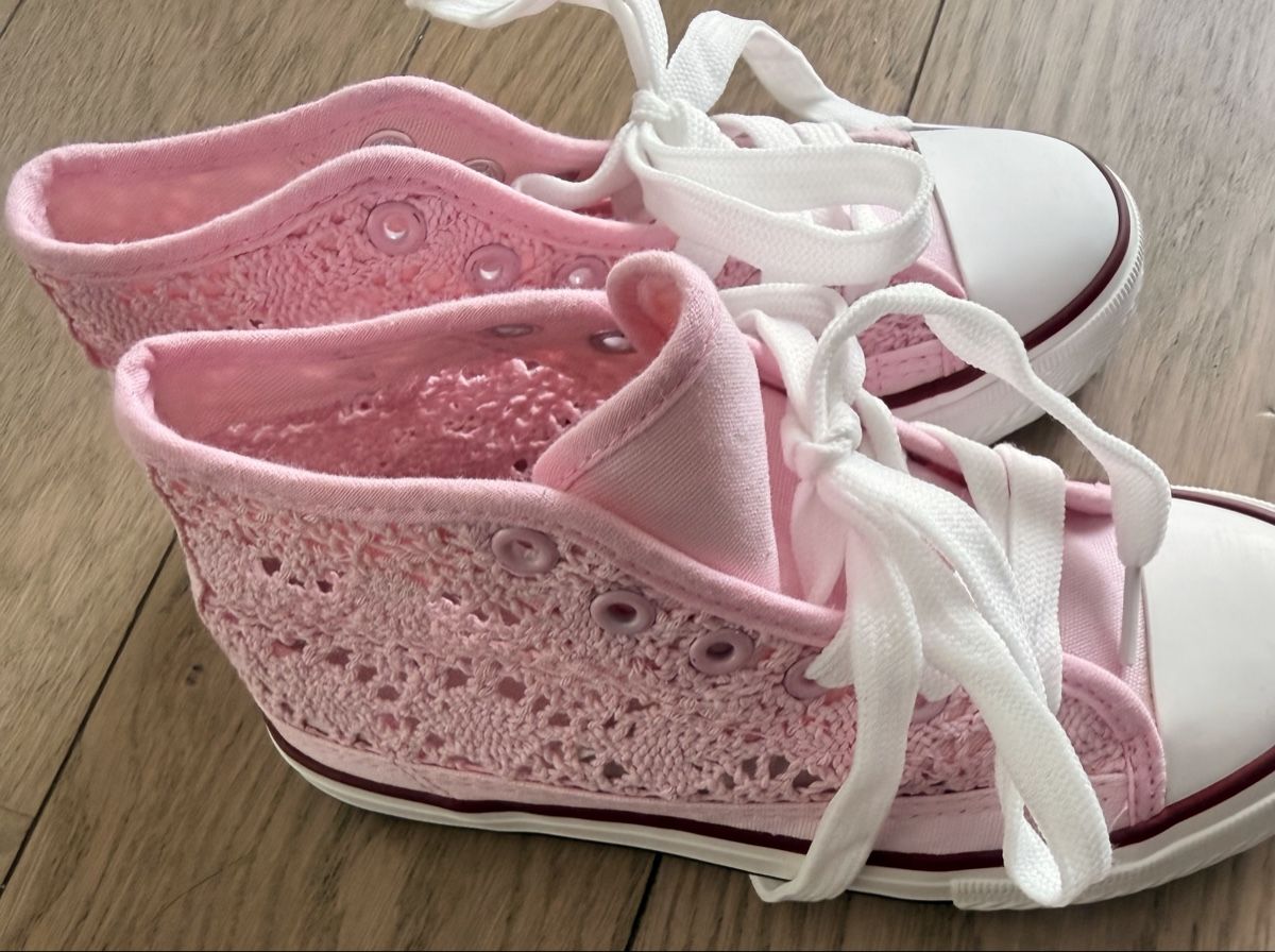 Scarpe per ragazze: Baskets roses ajourées, pointure 33 style Converse – Nuovo e nell'imballaggio originale da Lausanne venduto da mik_l5py 1