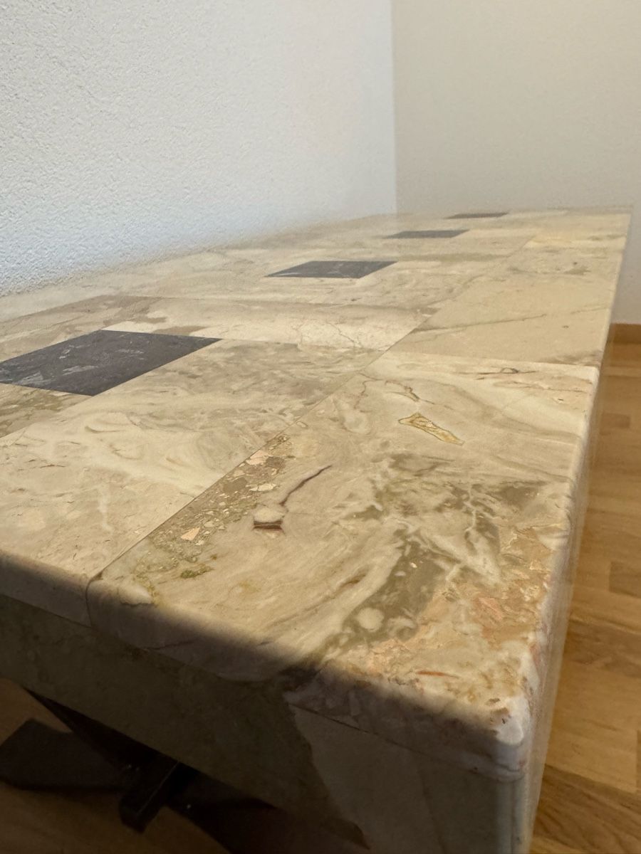 Tische: Massiver Marmor Salontisch mit schmiedeisernem Tischgestell – Gebraucht aus Bern von tetraodonnie 9