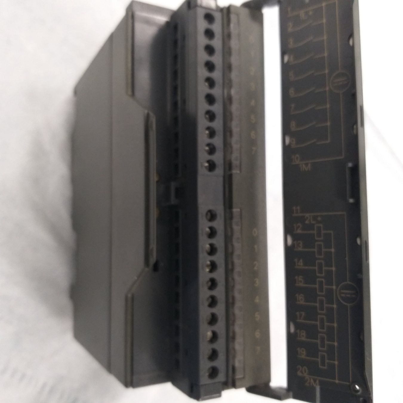 Siemens Componenti elettronici: Siemens S7-300 Modul SM323 8DI/8DA – Usato da Worben venduto da Cosmetique 1