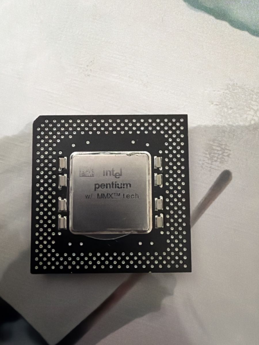 Intel Composants électroniques: Intel Pentium MMX 233 – Défectueux à Martigny par capri2800