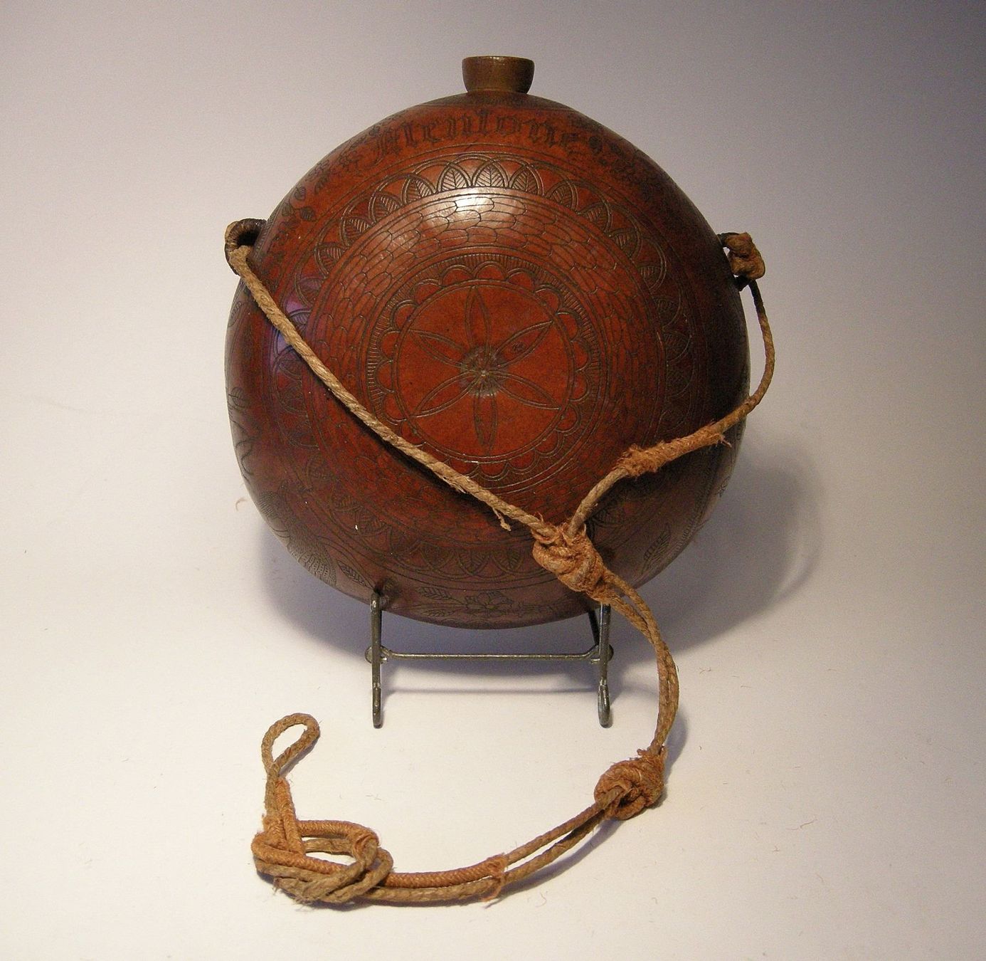 Flaschen: FELDFLASCHE AUS EINER KÜRBIS, KALEBASSE. FRANKREICH, E.18.JH – Gebraucht aus Grandcour von Flowerstyle