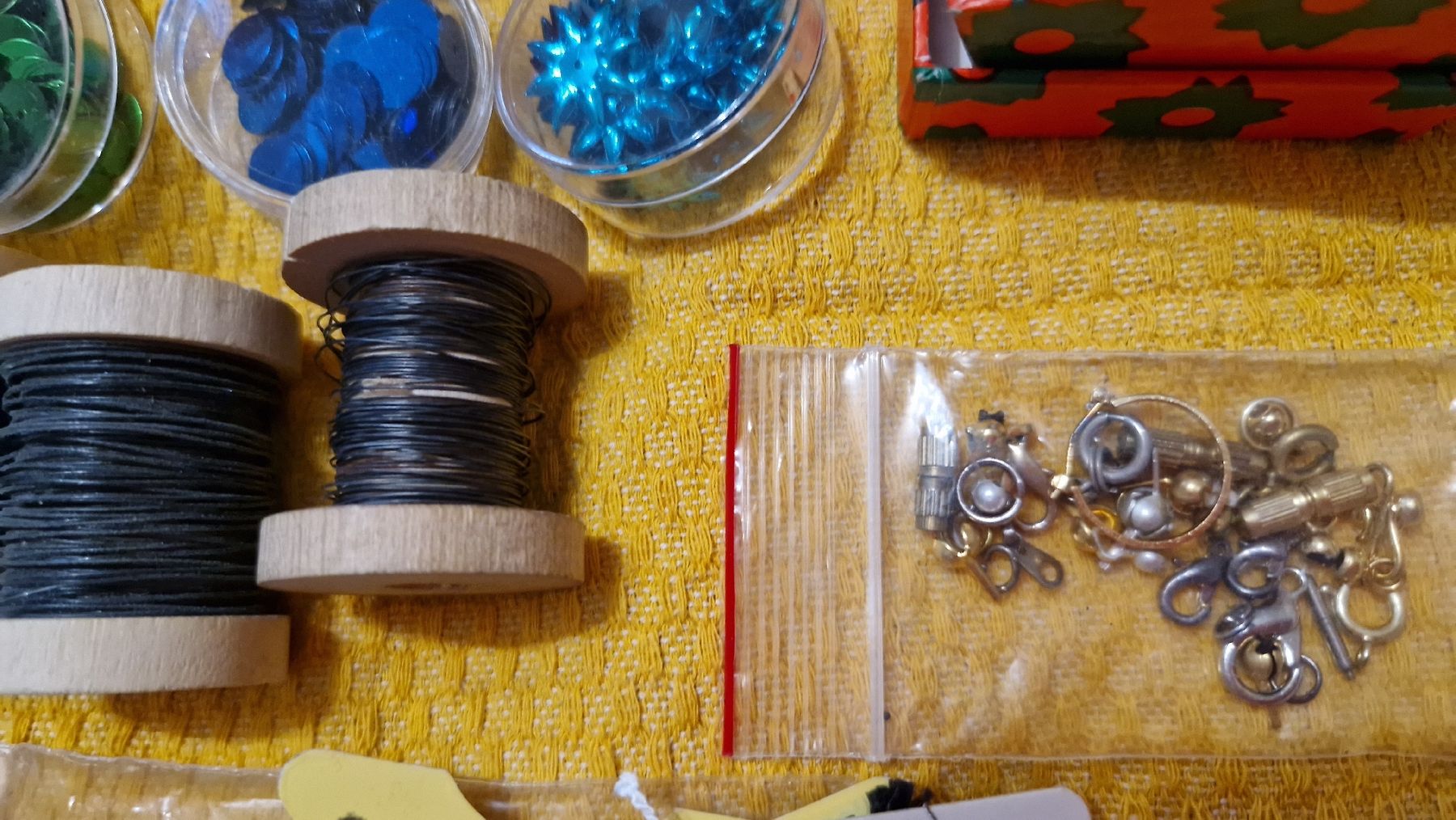 Kit bricolage: Bastel-Schnäppchen: Perlen, Pailletten, Garne uvm. – Usato da Oberengstringen venduto da Sheera7 7