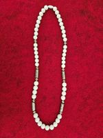 Halskette mit weissen Perlen + Metall-Elementen Modeschmuck
