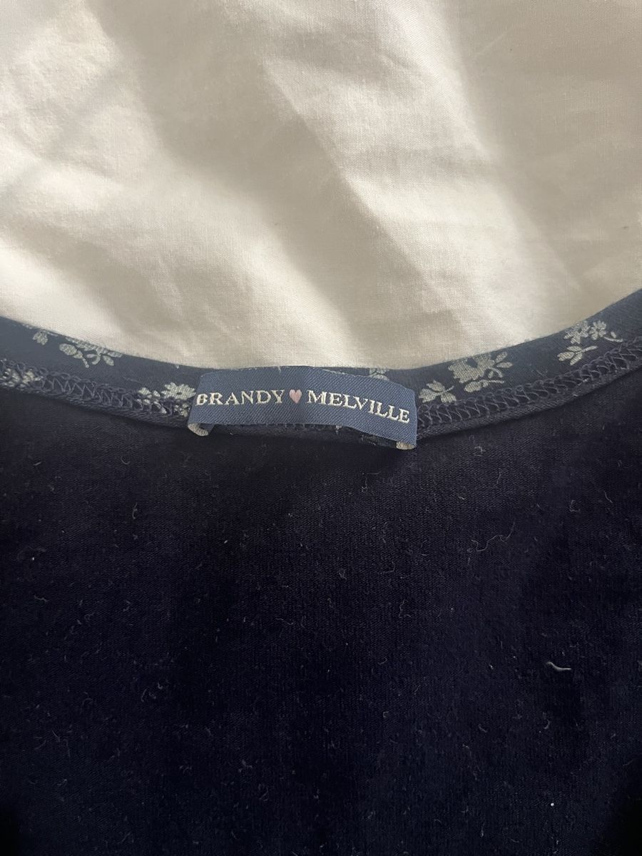 Brandy Melville T-Shirts: Haut Brandy Melville à fleurs – Gebraucht aus Biel/Bienne von Car_Schuss 5