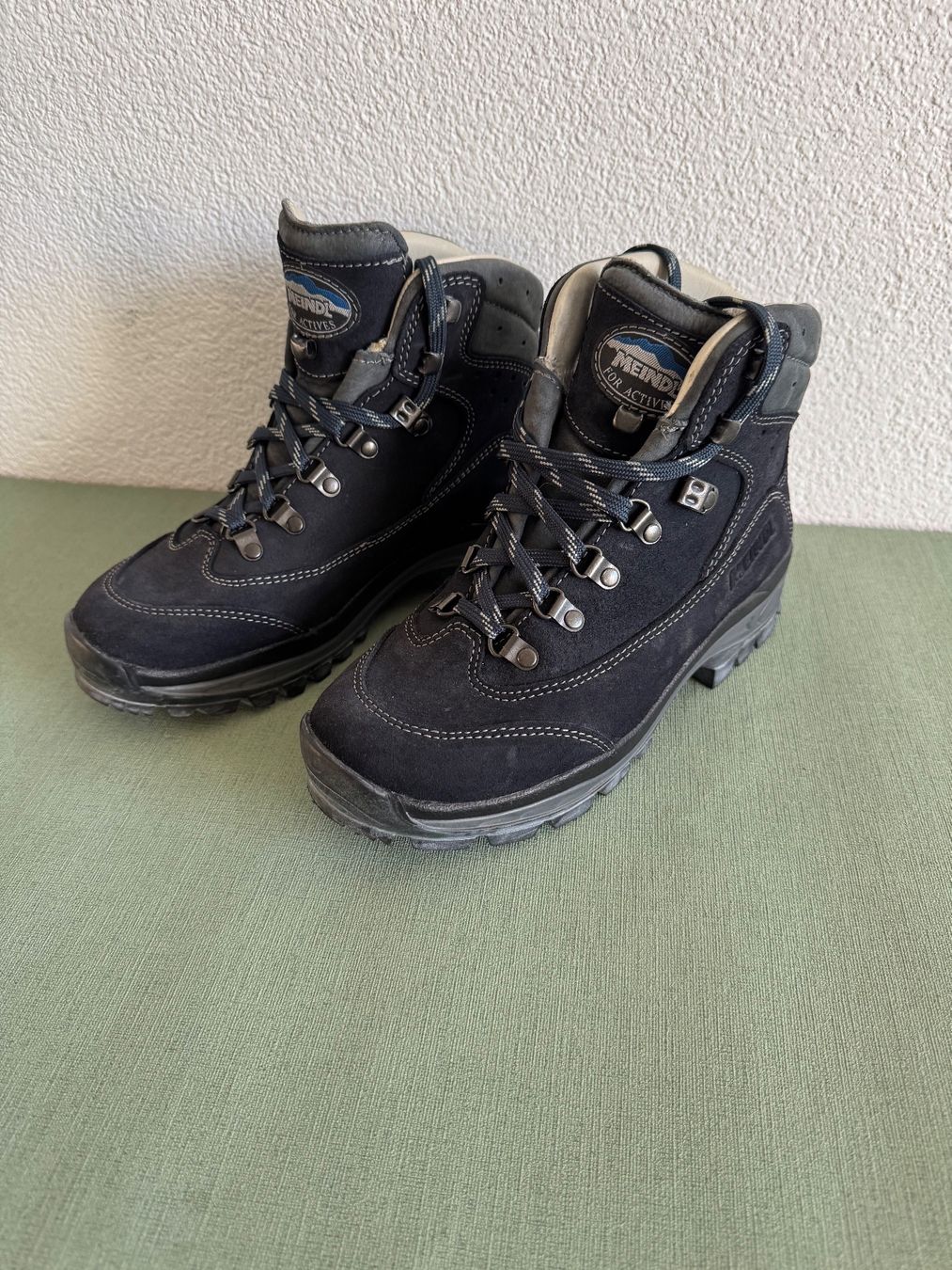 Meindl Scarpe da uomo: MEINDL Wanderschuhe 2 x getragen Gr 37 – Nuovo (secondo la descrizione) da Frauenfeld venduto da guli11