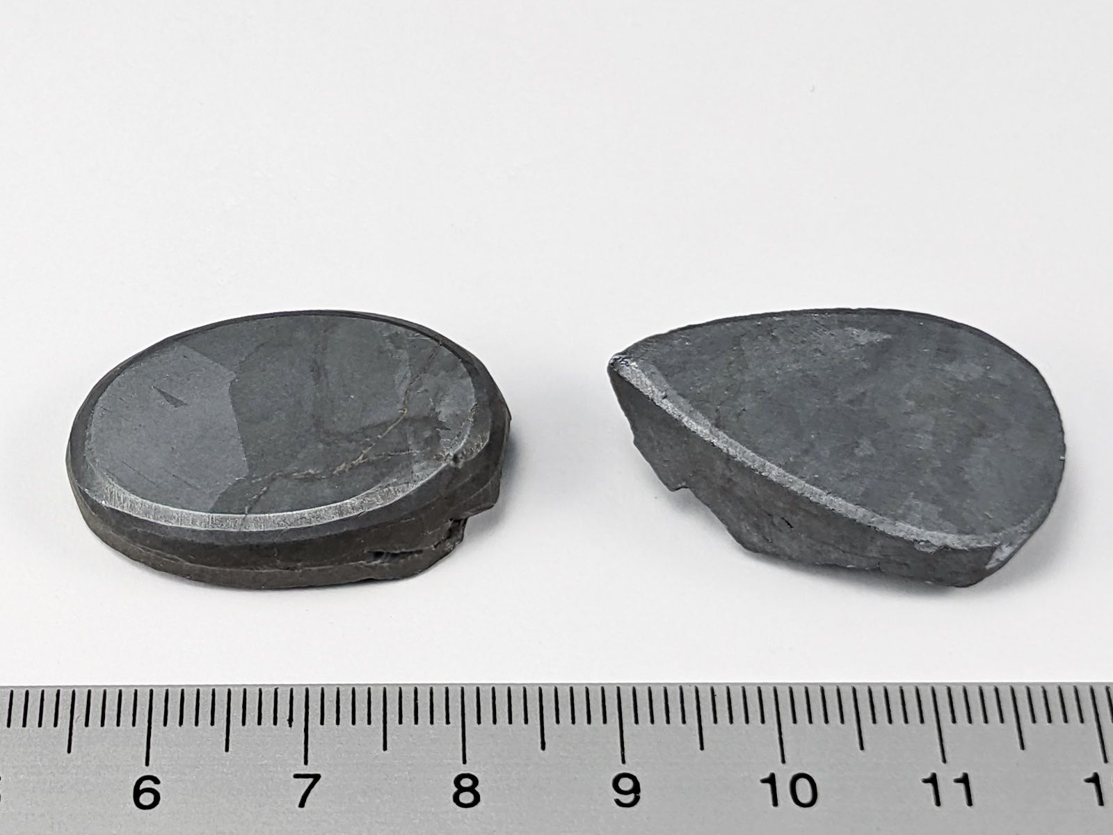 Minerali & Pietre curative: Edel-Schungit Cabochon 2Stk. 30mm, Halb-roh – Nuovo e nell'imballaggio originale da Meilen venduto da StoneGarden 1