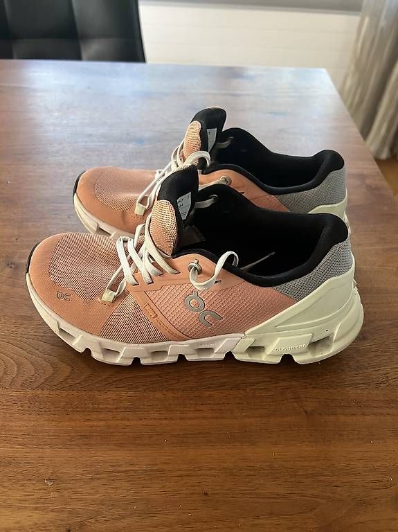 On Chaussures femmes: On Cloudflyer 4 Grösse 38 – D'occasion à Arlesheim par FS_79