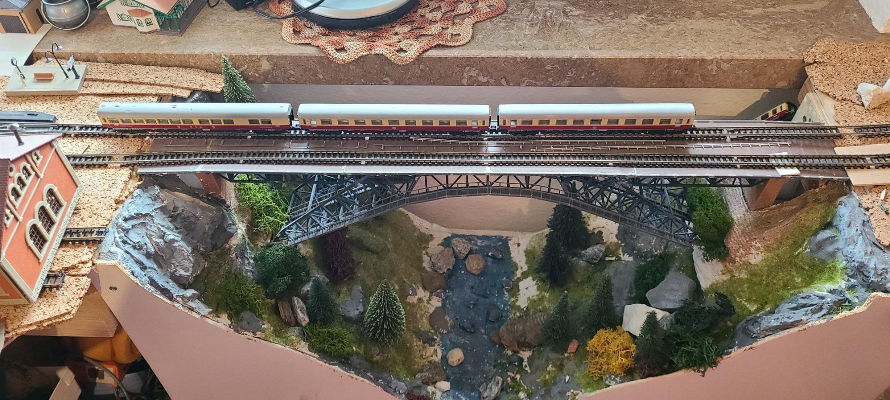 Roco Modelleisenbahnen: Modelleisenbahn-Anlage – Gebraucht aus Winterthur von Wule 1
