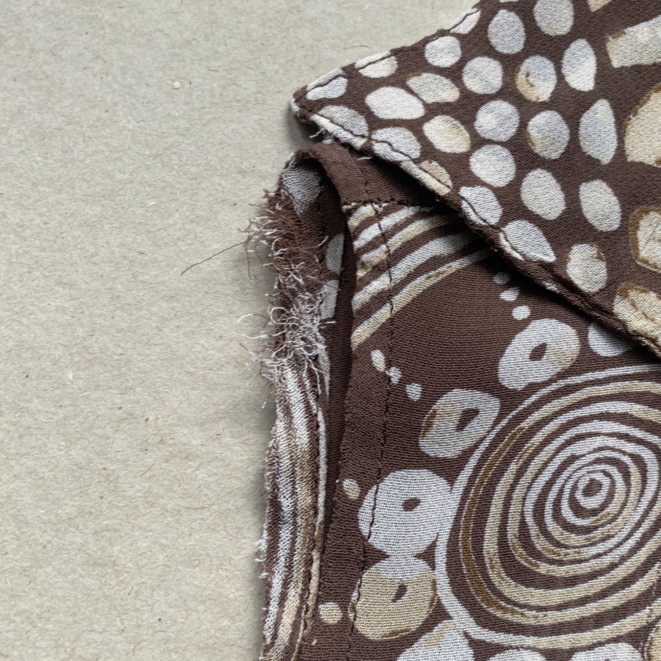 Gérard Darel Camicette: Vintage-Bluse von Gerard Darel mit braunem Muster – Usato da Chalais venduto da Decoarts.art 4