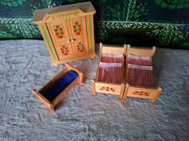 Niedliches Puppenhaus-Mobiliar aus Holz, 4-teilig, Dora Kuhn