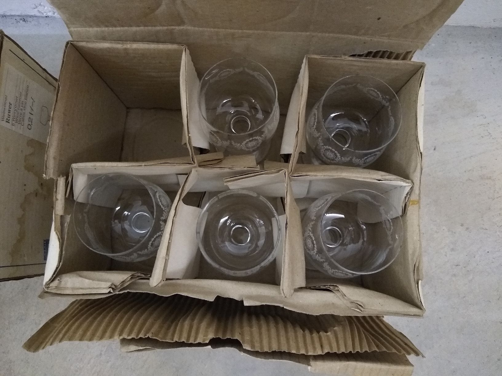 Bicchieri: 15  Wine Glasses with elegant etching – Usato da Dübendorf venduto da rol_fm6d 1