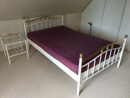 Joli lit en métal blanc
