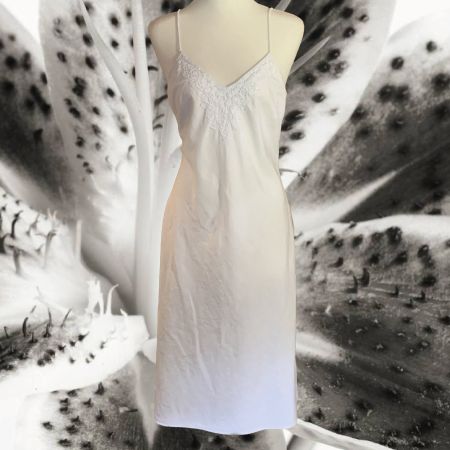 Sommerkleid aus Leinen in Weiß mit Spaghettiträgern und Stra