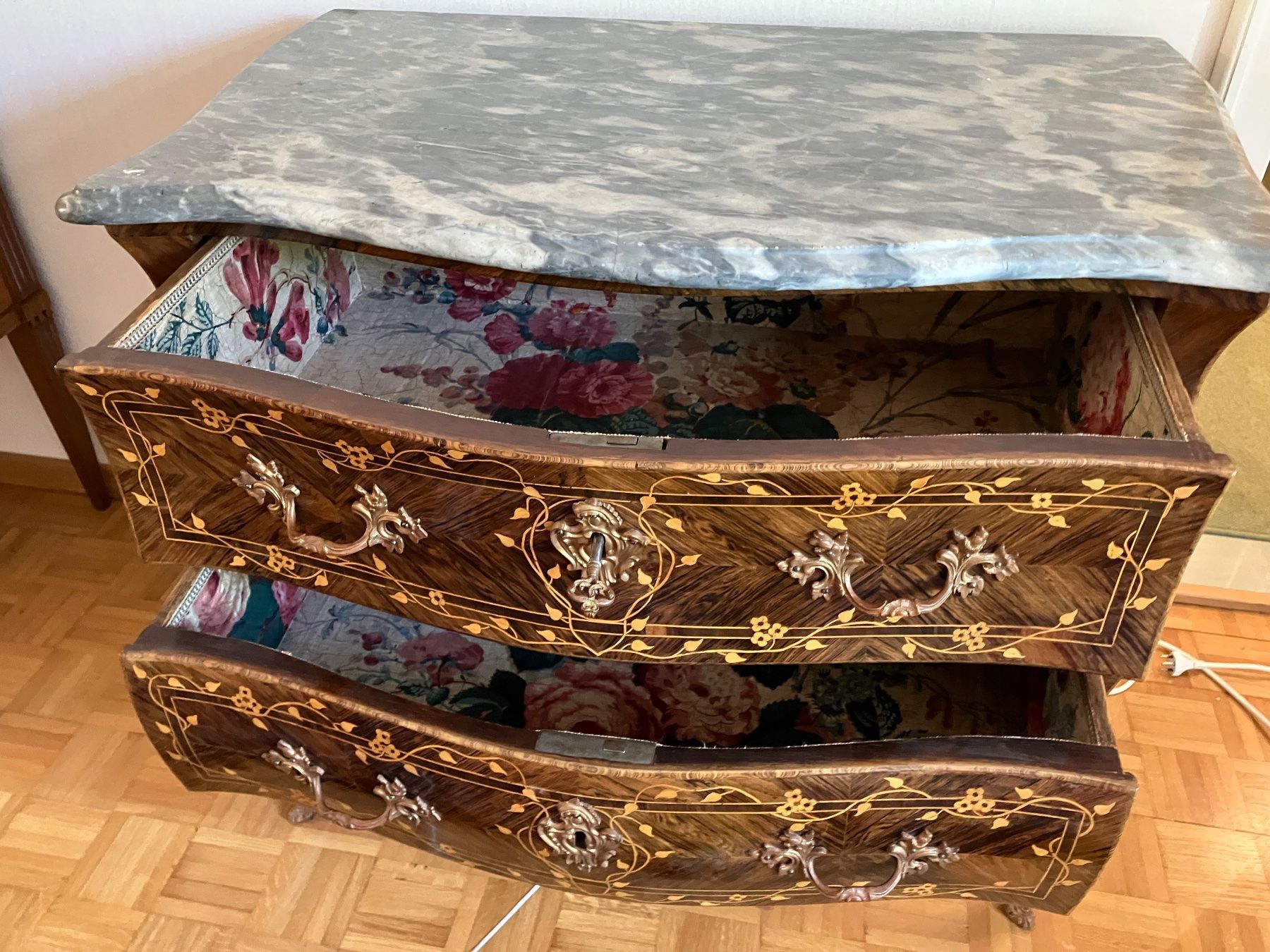 Cassettiere: Antike Barock-Kommode im Louis-XV-Stil – Usato da Bern venduto da schoenisache 1
