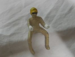 FAHRER FIGUR  KUNSTSTOFF  8  CM HOCH  GUTER ZUSTAND