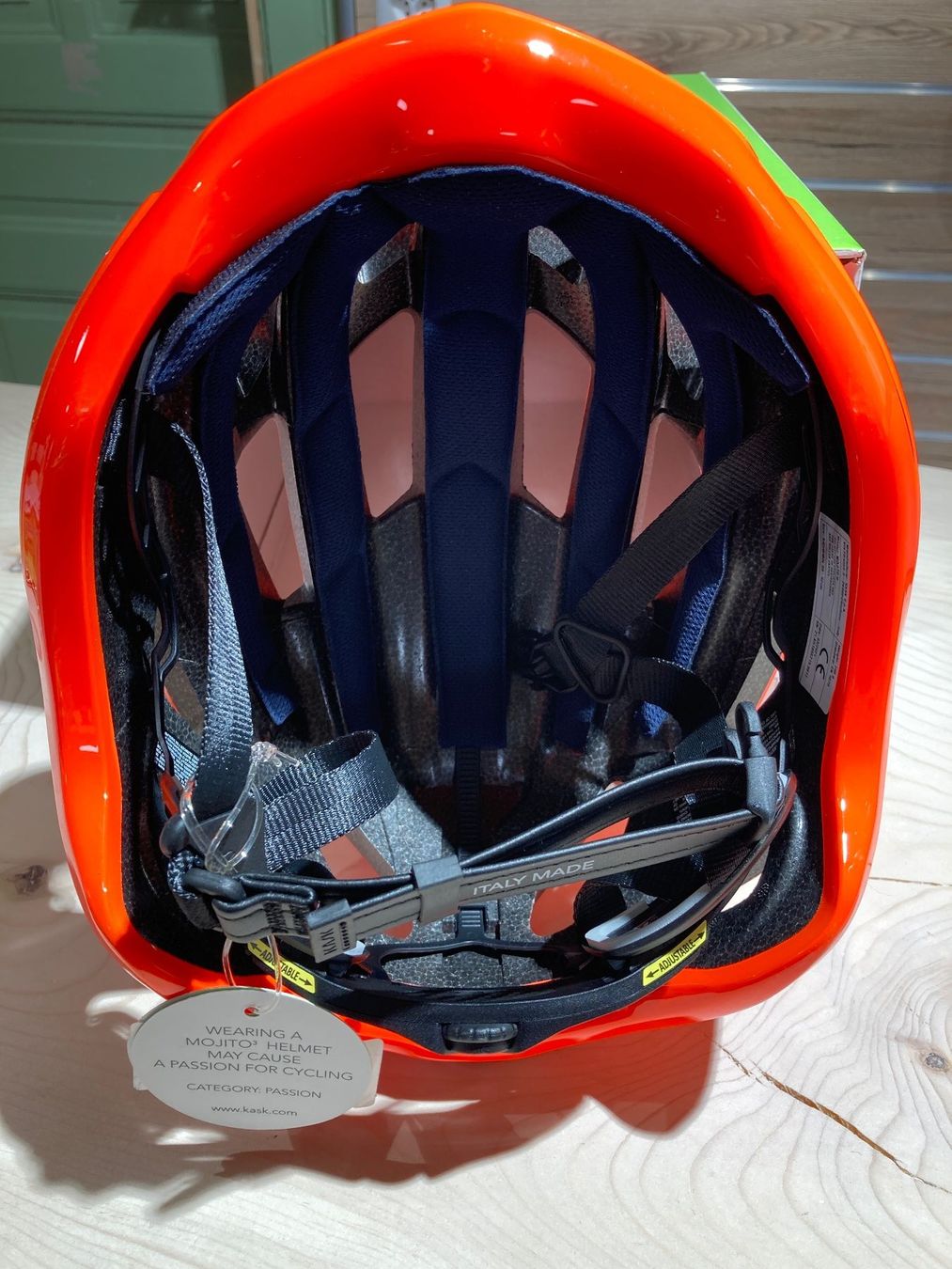 Caschi: Kaks Mojito 3 Helm Orange Fluo, Large – Nuovo (secondo la descrizione) da Lauterbrunnen venduto da Imboden-Bike 3