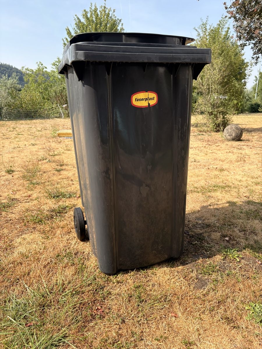 Korpus: Faserplast Rollcontainer | Anthrazit | 240l – Gebraucht aus Büren an der Aare von RahSte18