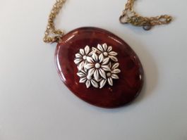 antiker Anhänger mit Kette Blumenmotiv