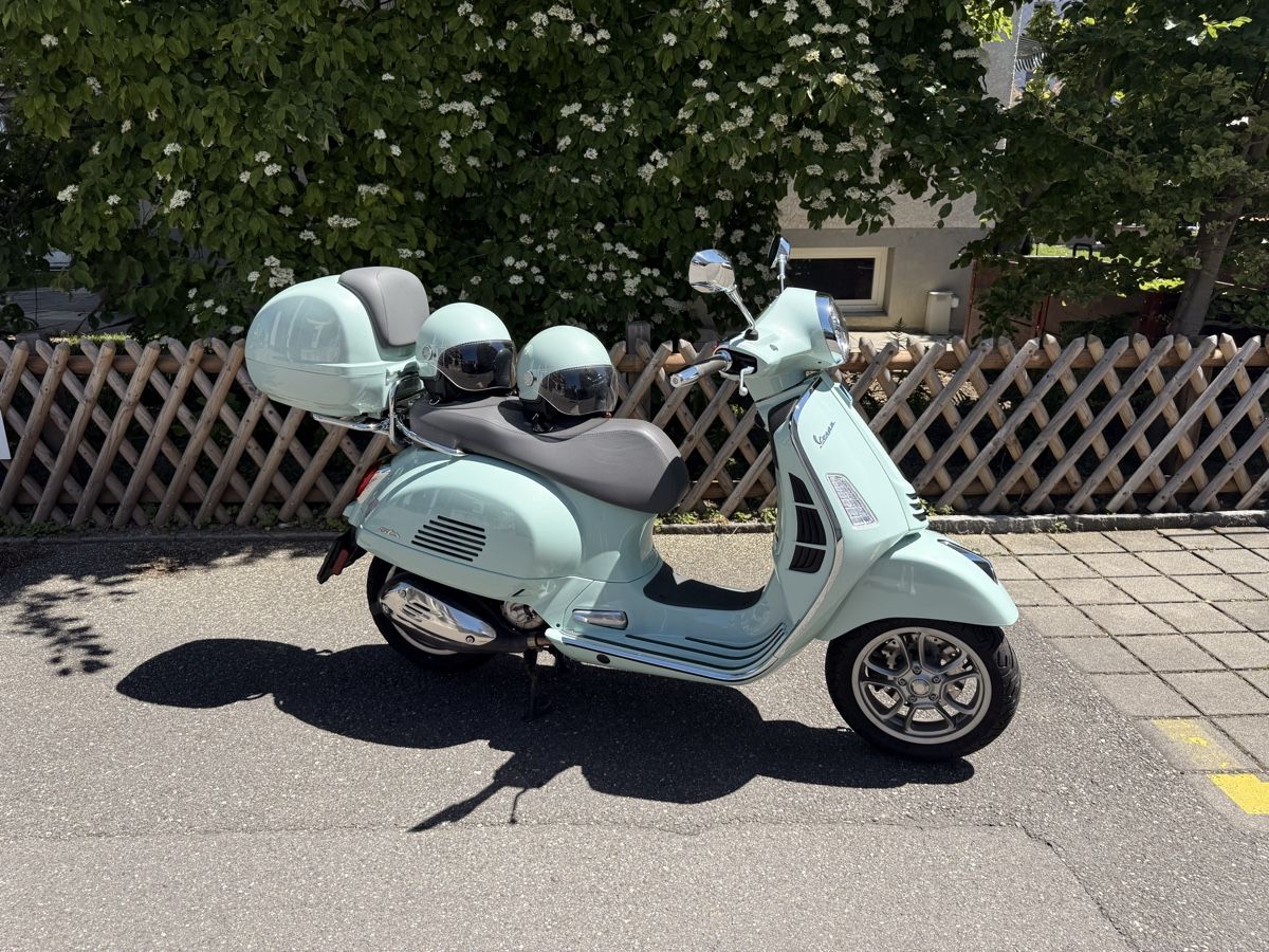 Vespa Scooters: Vespa GTS 300 HPE | Verde Relax | Mit ABS und ASR – Gebraucht aus Thun von FairHandlungssache