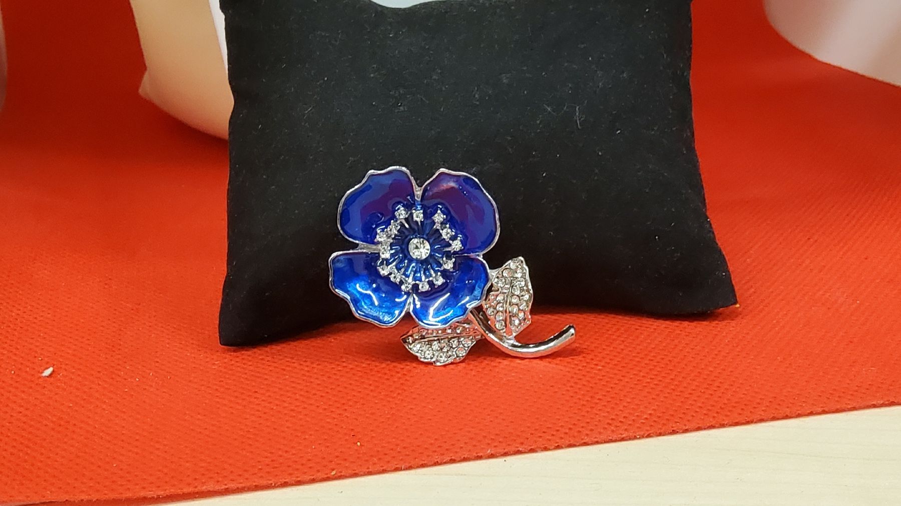 Spille & Fermagli: Elegante Brosche mit blauer Blume und Strass - Neu! – Nuovo e nell'imballaggio originale da Herisau venduto da Nluanalucas