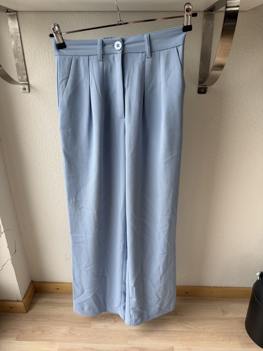 Pantaloni: Blaue luftige Stoffhose – Usato da Röschenz venduto da Roxywittlin