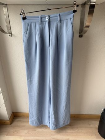 Blaue luftige Stoffhose