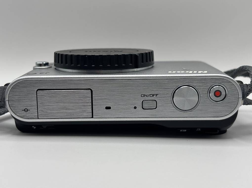 Nikon Fotocamera: Nikon 1 J2 Silber - kompakte Systemkamera mit OVP – Usato da Merenschwand venduto da Sbj 2