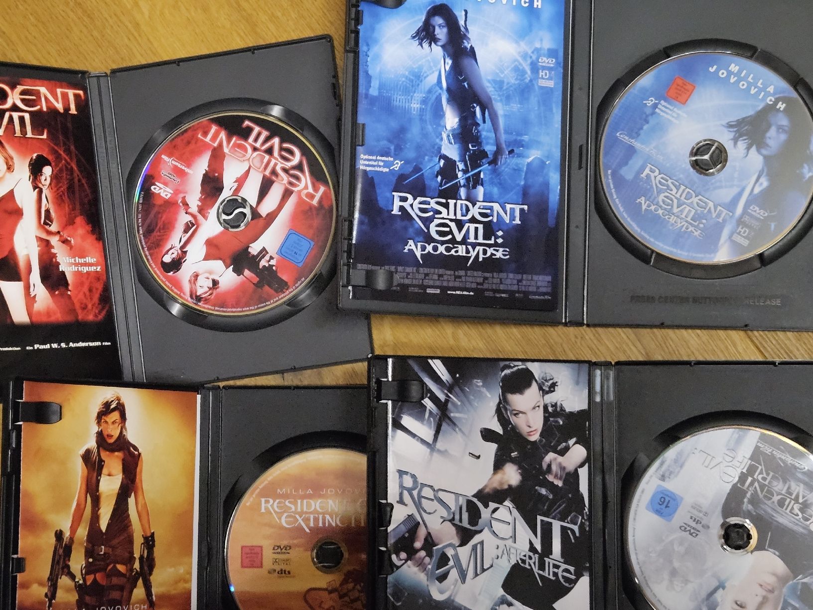 Tutti i DVDs: Resident Evil DVD Collection, Teil 1-4, Bundle – Usato da Oberdorf BL venduto da BaldenEagle 1