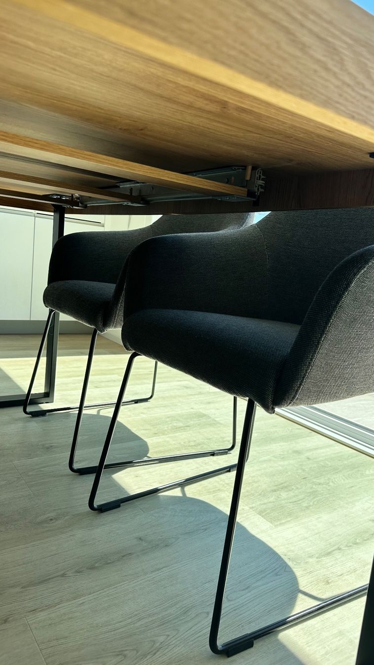 Set di tavolo e panche: Ikea Esstisch und 4 Esszimmerstühle. – Usato da Zürich venduto da gab_t8g7 3