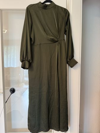 Schickes Khaki-Kleid Grösse 40 — perfekt für den Herbst!