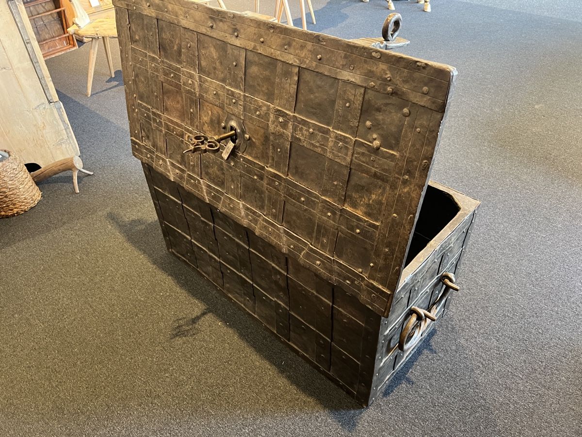 Cassapanche: Grosse Eisentruhe – Usato da Gossau SG venduto da Keller-Antiques 3