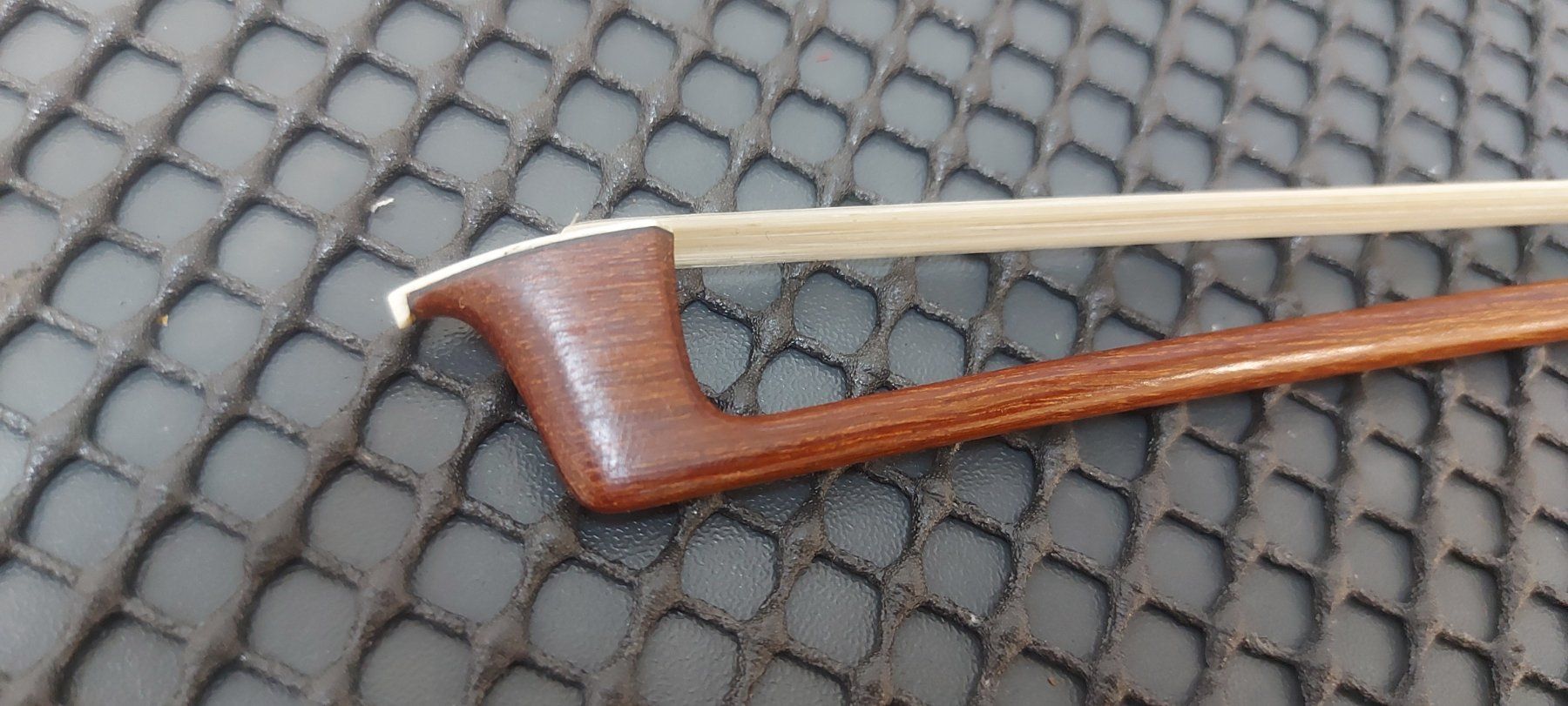 Strumenti musicali: 4/4 Geigenbogen E.WERNER fernambuco 73,5 cm , 55 gr. – Usato da Glattbrugg venduto da Swissmusik 5
