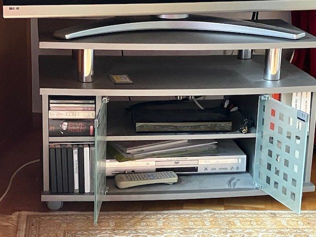 TV Möbel: Fernseher Toshiba REGZA mit Tisch – Gebraucht aus Zürich von JanetT01 1