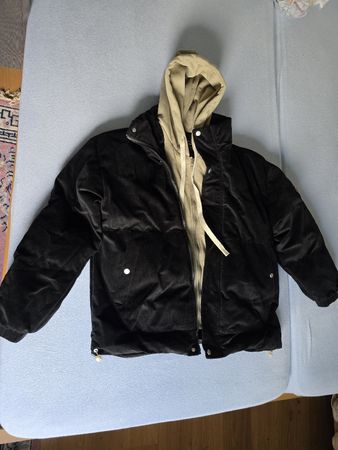 Schwarze Winterjacke mit Kapuze, Grösse M - Top Zustand!
