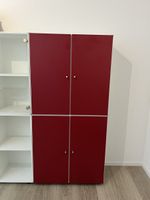 Weisses Regal mit roten Türen