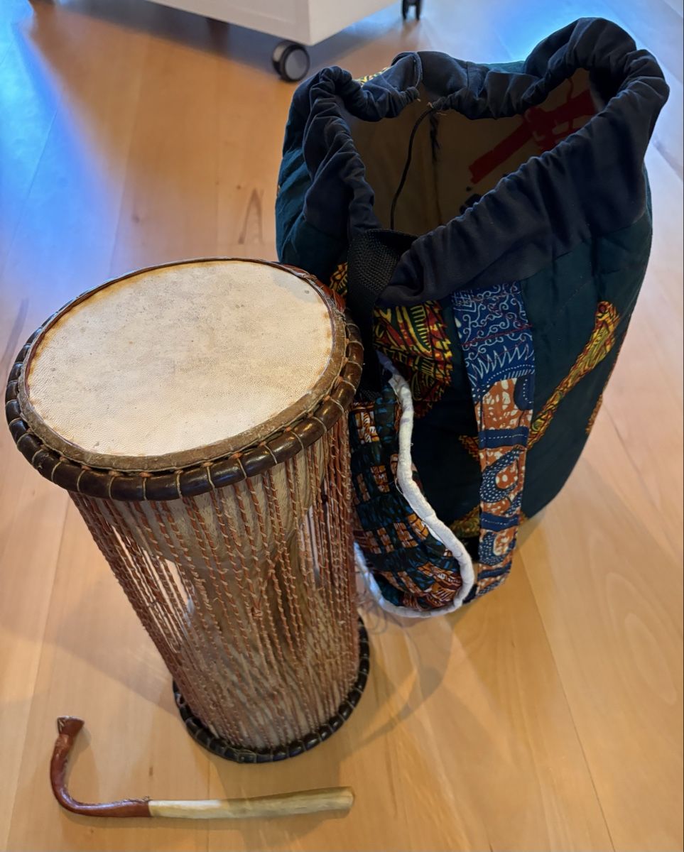 Strumenti musicali: Afrikanische Talking Drum – Usato da Winterthur venduto da Silimann