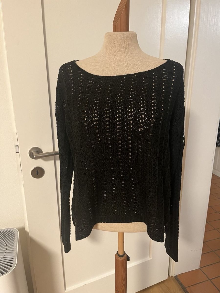 Maglioni & Felpe: Schwarzer Strickpullover mit Lochmuster, Grösse M – Usato da Zürich venduto da Brobin