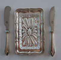 Butterschale versilbert mit Kistallglaseinsatz und 2 Messer